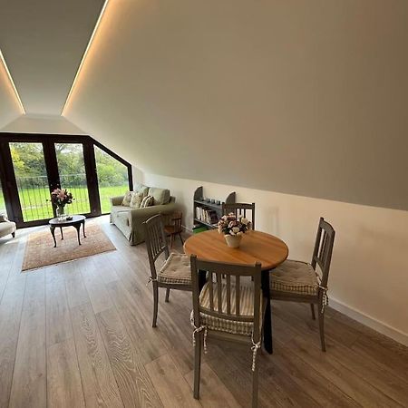 The Stable, Grove End Farm Apartment Петуърт Екстериор снимка