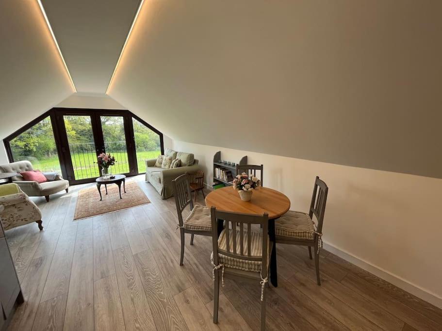 The Stable, Grove End Farm Apartment Петуърт Екстериор снимка