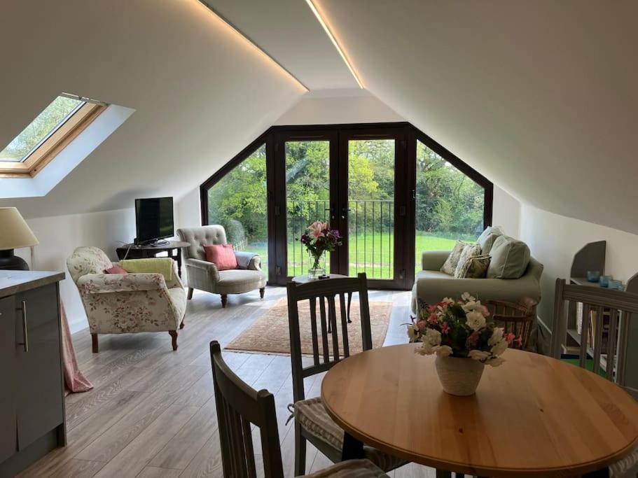 The Stable, Grove End Farm Apartment Петуърт Екстериор снимка