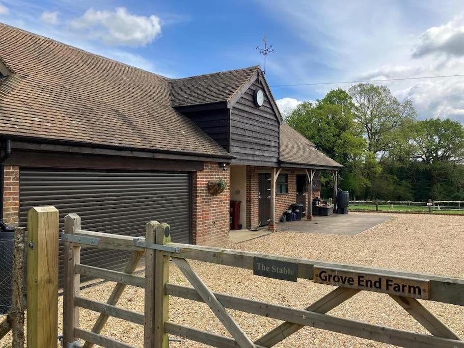 The Stable, Grove End Farm Apartment Петуърт Екстериор снимка