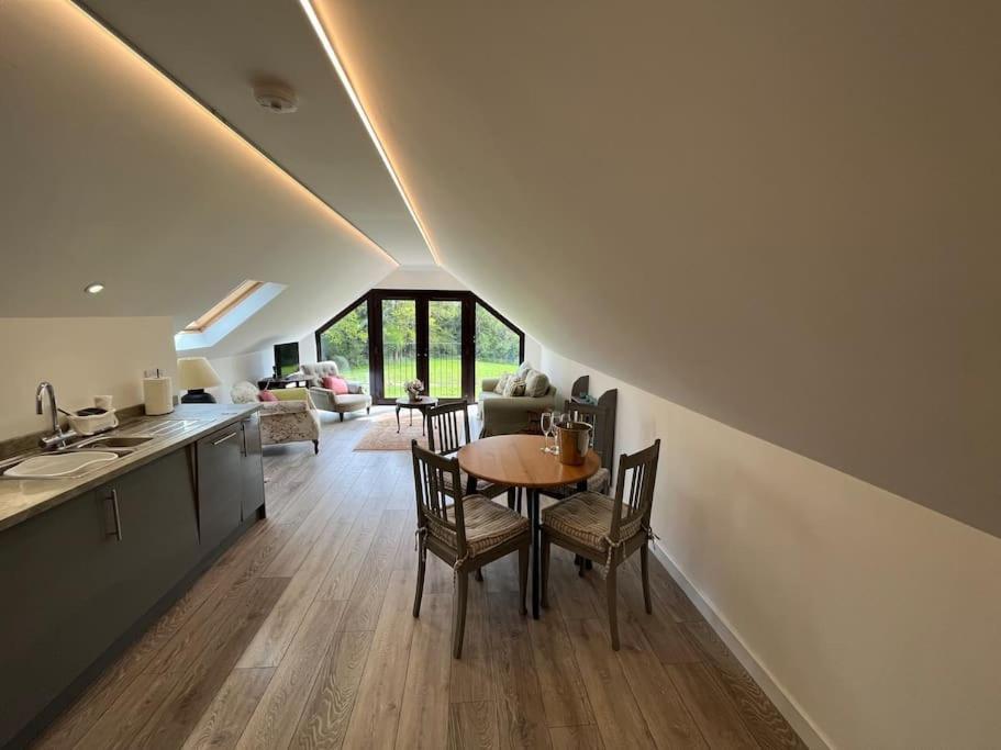 The Stable, Grove End Farm Apartment Петуърт Екстериор снимка