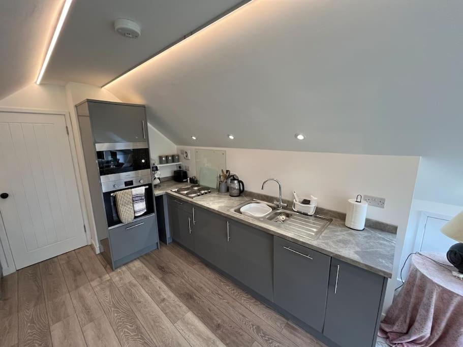 The Stable, Grove End Farm Apartment Петуърт Екстериор снимка